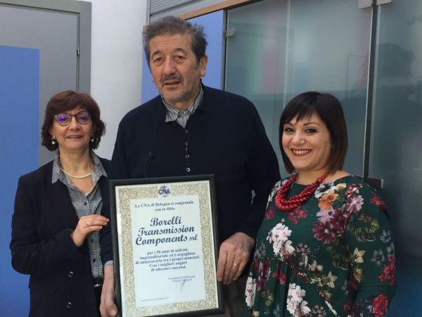 Roberta Cappelletti, Monia Perulli di Cna Bologna e Mauro Borelli della ditta Borelli Trasmmission Components srl, con la pergamena "Buon Anniversario" per i 50 anni di attività dell'azienda