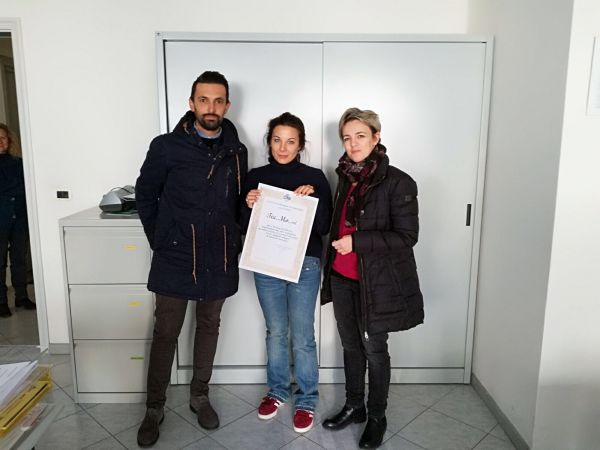 Francesco De Cicco, Erika Naldi di Cna Bologna, al centro Federica Bassi socia dell’azienda Tec.Mo. srl con la pergamena "Buon Anniversario" per i 30 anni di attività dell'azienda