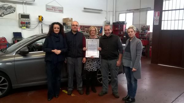 Anna Nasci di Cna Bologna con Luciano Piletti, Corinna Palmieri e Maurizio Zacchini della ditta Autofficina K di Piletti Luciano & C. snc e Erika Naldi di Cna Bologna, con la pergamena "Buon Anniversario" per i 20 anni di attività dell'azienda