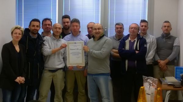 E.Naldi, F.De Cicco di Cna Bologna con i soci della ditta Nuova S.R., I.Aguiari, I.Battacchi, M.Bergonzini, F.Fontana, A.Gironi, A.Grandi, A.Grillini, S.Santi, O.Sacchetti, S.Valeriani, con la pergamena "Buon Anniversario" per i 25 anni di attività