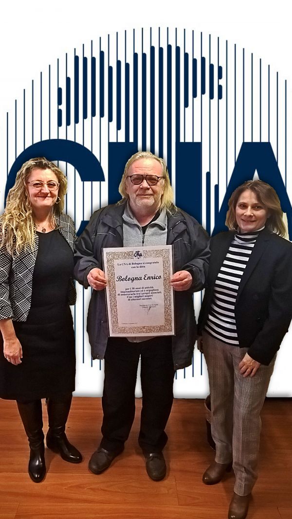 Carla Beltrandi e Lorenza Lugli di Cna Bologna con Enrico Bologna della ditta Bologna Enrico, con la pergamena "Buon Anniversario" per i 30 anni di attività dell'azienda