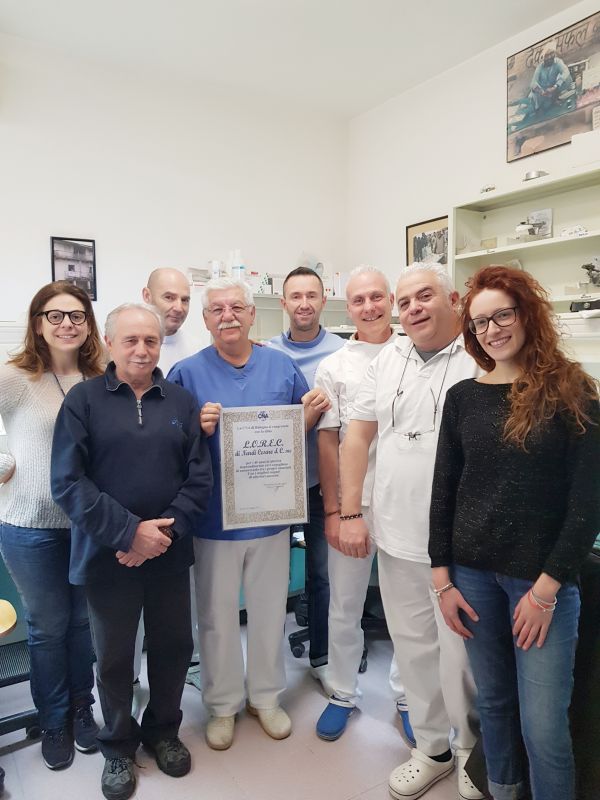Monica Ballarano, Sarah Parrilla di Cna Bologna assieme ai soci e ai dipendenti della ditta L.O.R.E.C. di Naldi Cesare & C. snc, con la pergamena "Buon Anniversario" per i 40 anni di attività dell'azienda