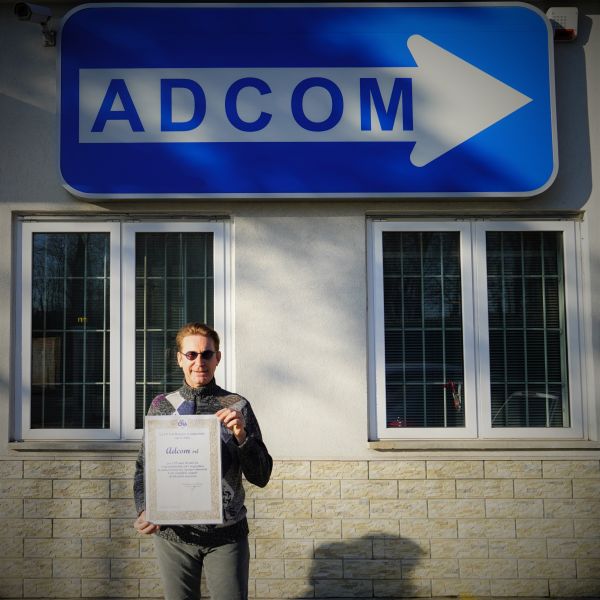 Marcello Guidelli socio della ditta ADCOM srl, con la pergamena "Buon Anniversario" per i 25 anni di attività dell'azienda